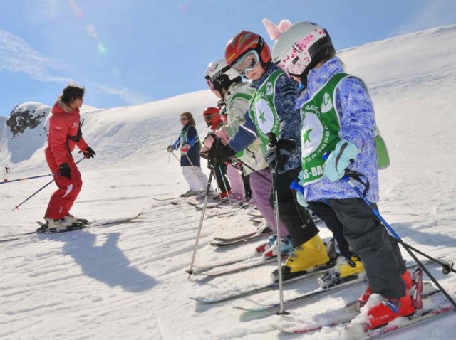  Pequeños esquiadores en posición 
